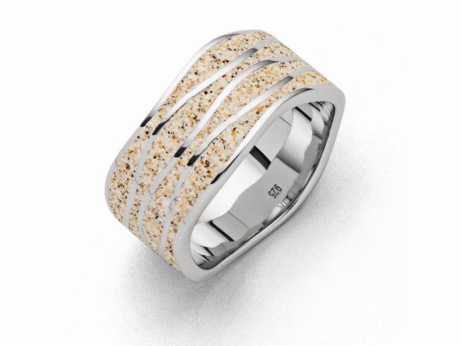 Der DUR Strandring Strandwellen aus Sterling Silber in Größe 52 zeigt eine breite Form mit sandfarbenem Design und eleganten silbernen Streifen, ideal für einen maritimen Look.