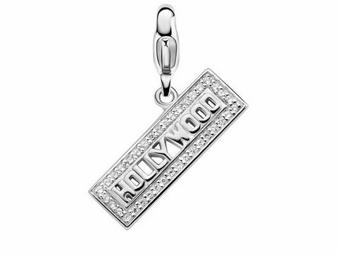 Silberner Charms von Ti Sento mit dem Schriftzug Hollywood und funkelnden Zirkonia. Ideal für individuelle Schmuckkreationen und verleihen jedem Outfit Glamour.