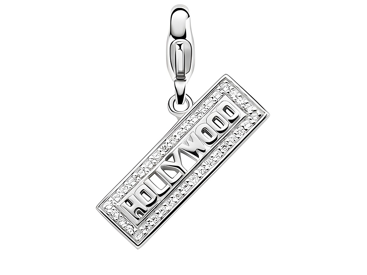 Silberner Charms von Ti Sento mit dem Schriftzug Hollywood und funkelnden Zirkonia. Ideal für individuelle Schmuckkreationen und verleihen jedem Outfit Glamour.