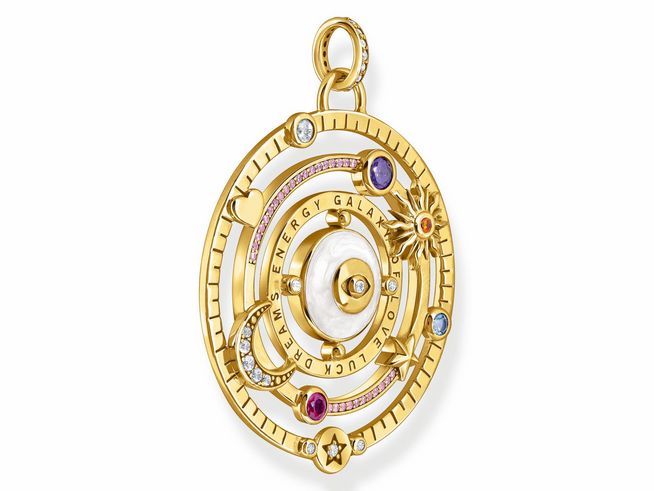 Thomas Sabo Anhänger PE957-565-7 aus Silber vergoldet mit buntem Emaille und Zirkonia in Form eines kosmischen Talismans, der verschiedene symbolische Elemente wie Sterne und Herzen zeigt.