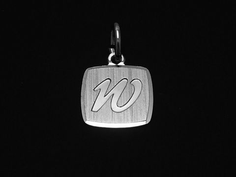 Buchstabe W Anhänger aus rhodiniertem und mattiertem Sterling Silber, hergestellt von Juwelier Harnisch, stilvolles Design.