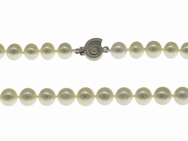 Perlenkette aus Süßwasser-Zuchtperlen in Weiß und Rose mit einer Perlengröße von 7,5-8 mm sowie einem klassischen Silberverschluss, Länge 45 cm, Hersteller Juwelier Harnisch.