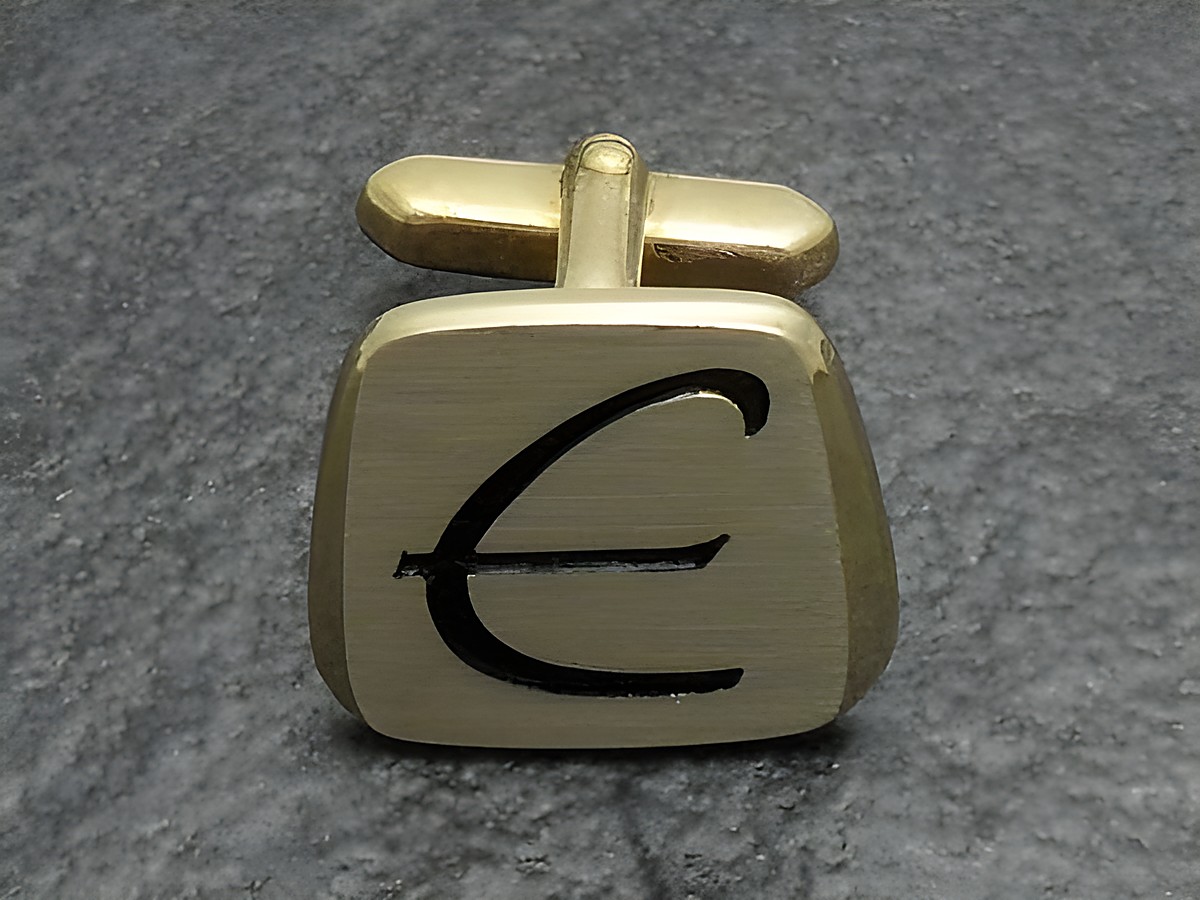 Vergoldete Manschettenknöpfe mit den Initialen E, Hersteller Juwelier Harnisch, elegantes Design, ideal für formelle Anlässe und als persönliche Note auf Hemden.