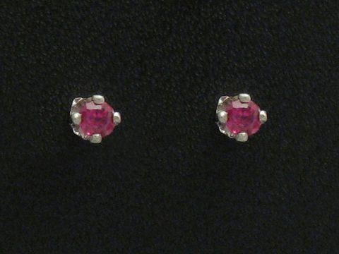 Weißgold Ohrstecker zeitlos mit Rubin als Hauptstein, umgeben von funkelnden Details, hergestellt vom Juwelier Harnisch, elegante Ohrringe für jeden Anlass.