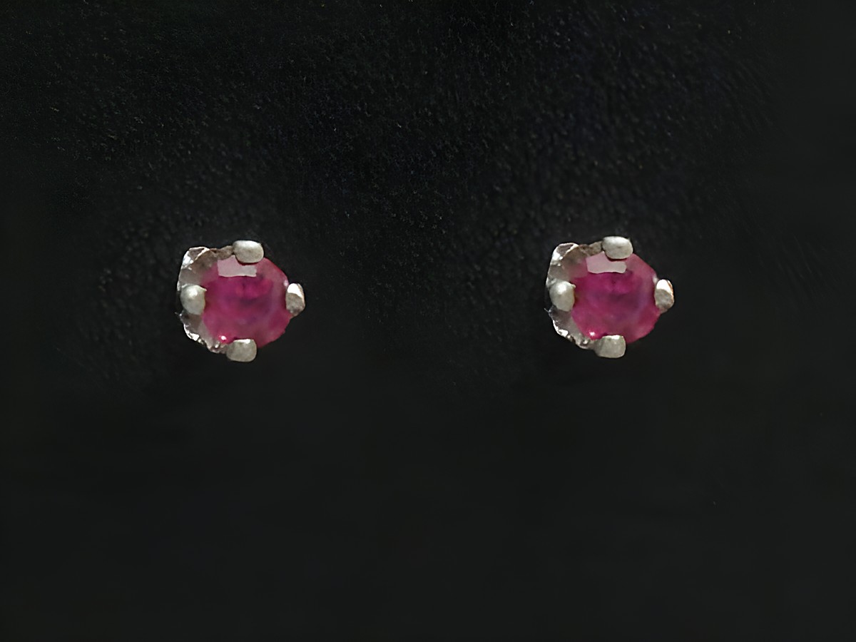 Weißgold Ohrstecker zeitlos mit Rubin als Hauptstein, umgeben von funkelnden Details, hergestellt vom Juwelier Harnisch, elegante Ohrringe für jeden Anlass.