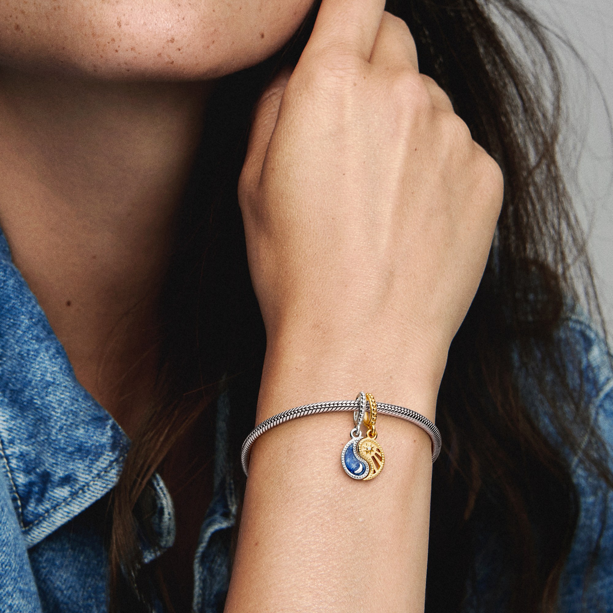Pandora Bicolor Teilbarer Sonne & Mond Charm-Anhänger - Sterling Silber and Gelbgold Vergoldung – Ansicht 5