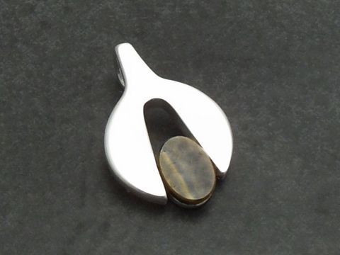 Silber Anhänger mit echtem Tigerauge in braun im 70er Design, hergestellt von Juwelier Harnisch, zeigt eine elegante Form, die den besonderen Stein stilvoll zur Geltung bringt.