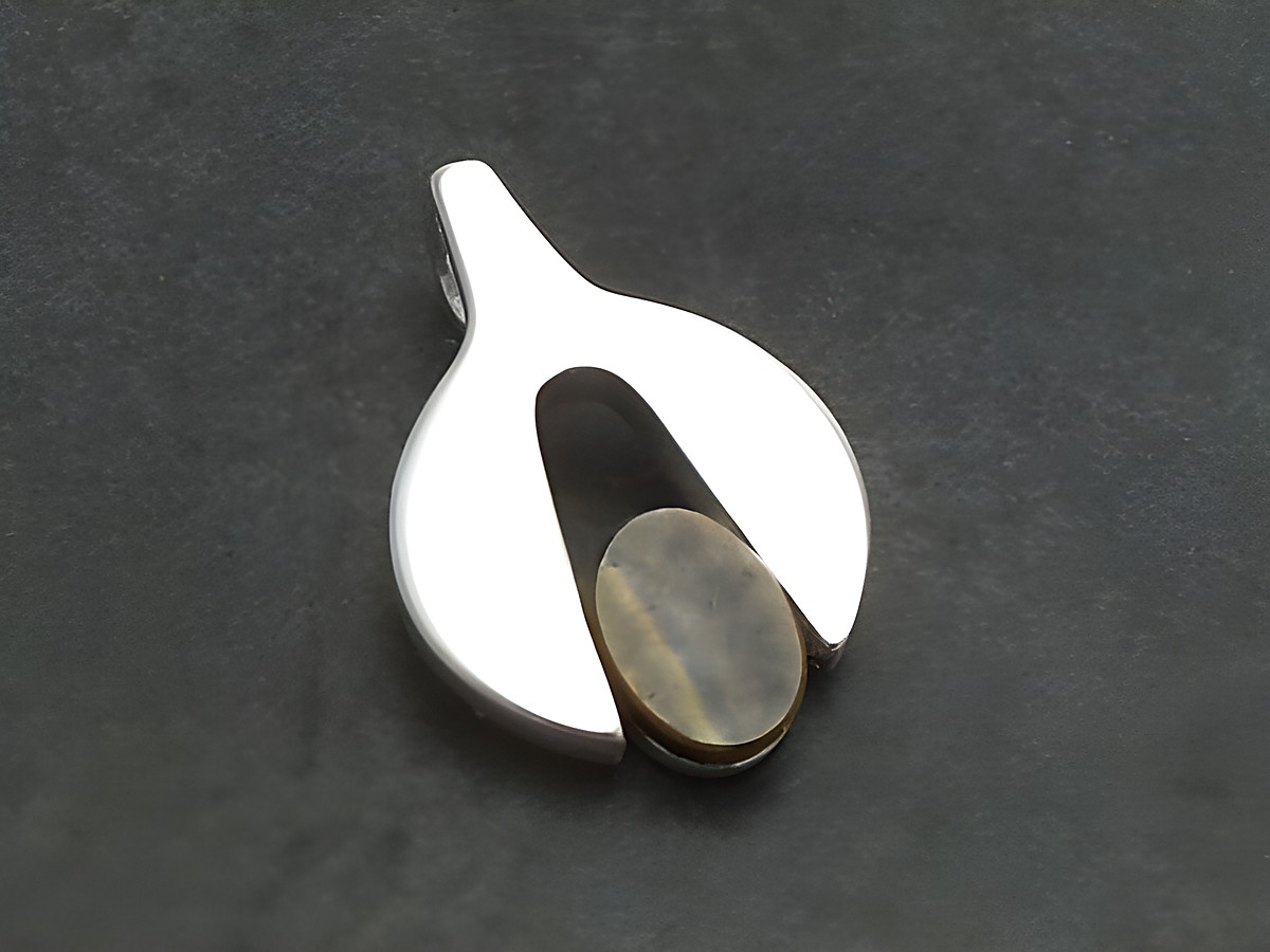 Silber Anhänger mit echtem Tigerauge in braun im 70er Design, hergestellt von Juwelier Harnisch, zeigt eine elegante Form, die den besonderen Stein stilvoll zur Geltung bringt.