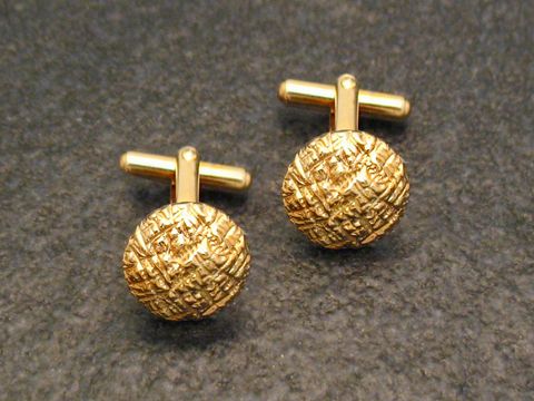 20017-0 Vergoldete Manschettenknöpfe in eleganter Knopf-Form, hergestellt von Juwelier Harnisch, goldfarben mit strukturiertem Design, ideal für festliche Anlässe.
