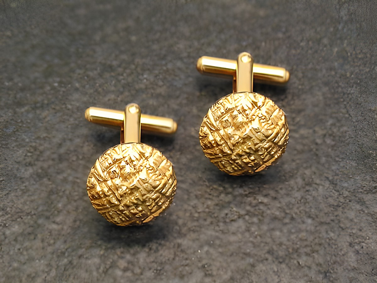 Vergoldete Manschettenknöpfe in eleganter Knopf-Form, hergestellt von Juwelier Harnisch, goldfarben mit strukturiertem Design, ideal für festliche Anlässe.
