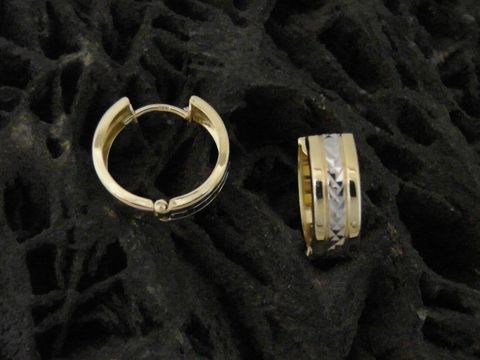 Design Creolen aus Gold 333 mit einem Durchmesser von 1,3 cm in bicolor mit Diamantschliff, Hersteller Juwelier Harnisch, bis 15 mm elegant verarbeitet.