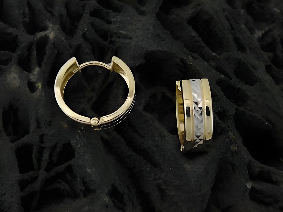 Design Creolen aus Gold 333 mit einem Durchmesser von 1,3 cm in bicolor mit Diamantschliff, Hersteller Juwelier Harnisch, bis 15 mm elegant verarbeitet.