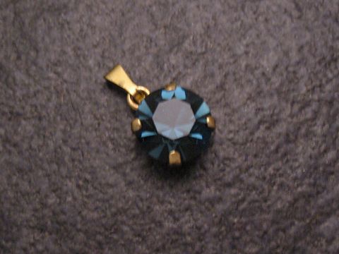 Blauer Strass Anhänger im sexy City Look, rund, aus dem Hause Juwelier Harnisch, funkelnde Strassdetails, ideal für modische Akzente in vielfältigen Designs.