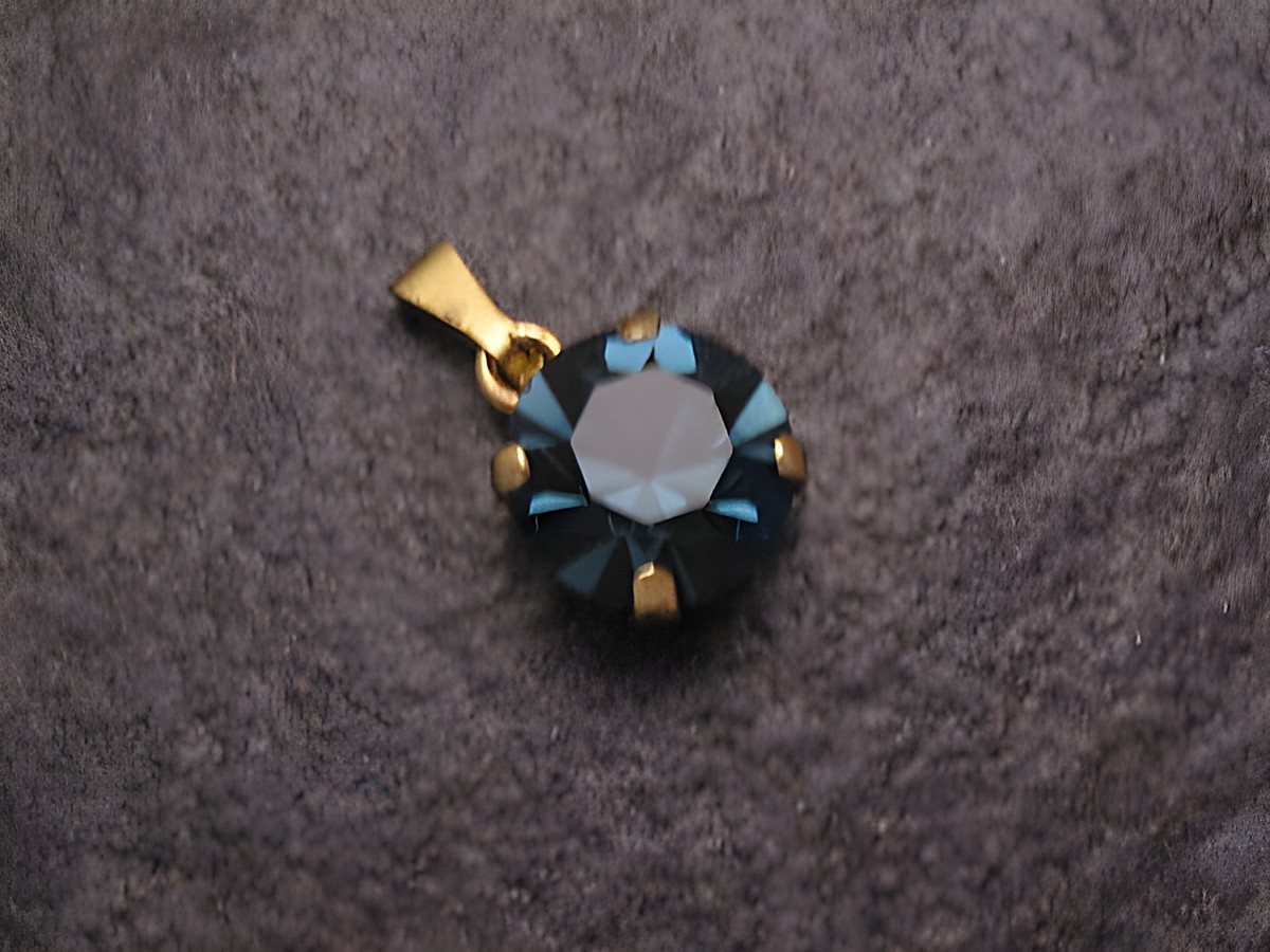 Blauer Strass Anhänger im sexy City Look, rund, aus dem Hause Juwelier Harnisch, funkelnde Strassdetails, ideal für modische Akzente in vielfältigen Designs.