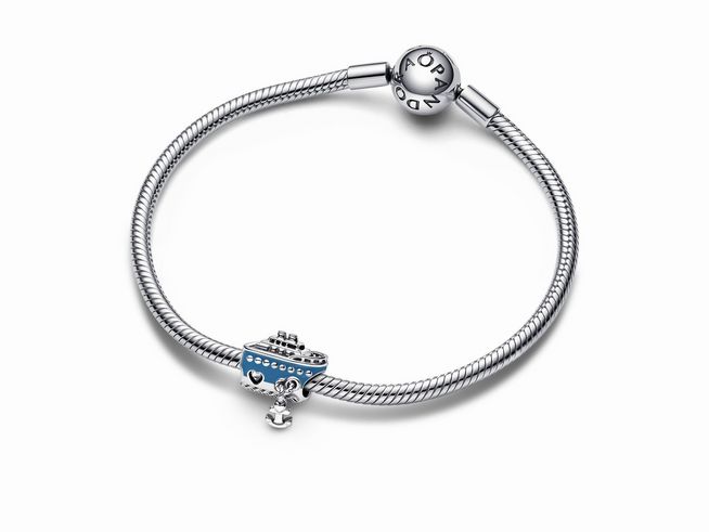Kreuzfahrtschiff Boot Charm von Pandora aus Sterling Silber mit blauer Emaille und Anhänger, elegant in einem silbernen Armband integriert. Ideal für maritime Liebhaber.