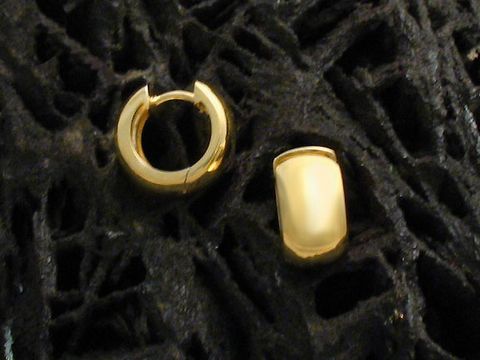 Creolen 1,4 cm aus Gold 585, stilvoll und poliert, Hersteller Juwelier Harnisch, bis 15 mm, elegant auf schwarzem Untergrund präsentiert.