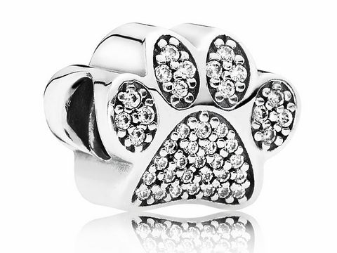 Charm von Pandora in Form einer Silberpfote mit funkelndem Pavé aus klarem Zirkonia, ideal für Tierliebhaber und Schmuckliebhaber.