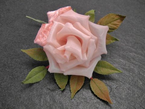 Verspielter Haarschmuck aus rosa Samt-Mix in Blumenform mit zarten Blättern, ideal für verschiedene Anlässe, Hersteller Juwelier Harnisch.