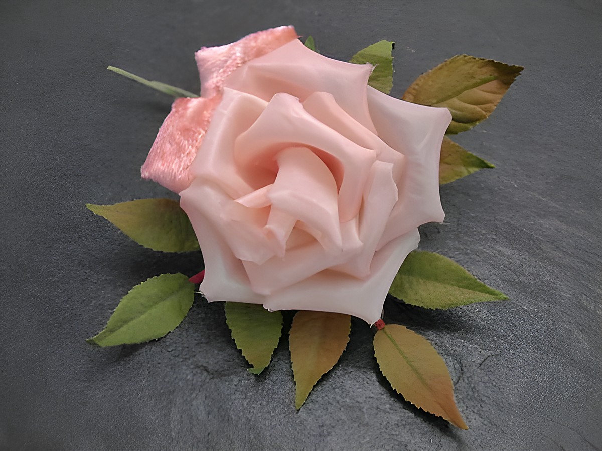Verspielter Haarschmuck aus rosa Samt-Mix in Blumenform mit zarten Blättern, ideal für verschiedene Anlässe, Hersteller Juwelier Harnisch.
