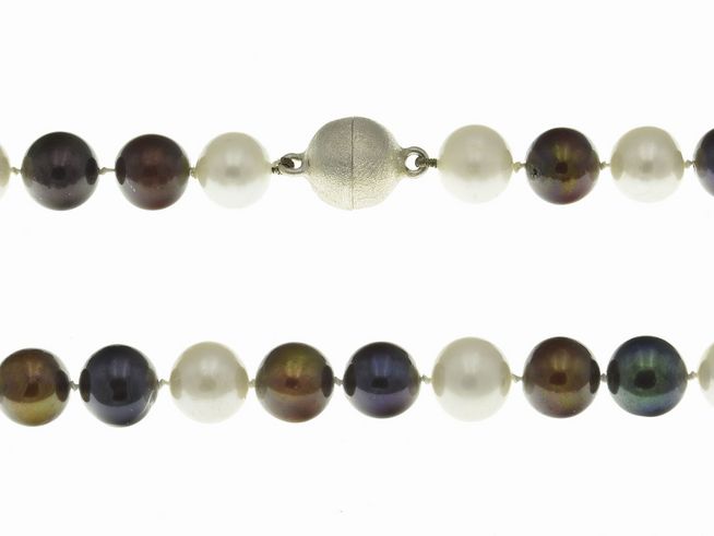 Perlenkette 51 cm mehrfarbig aus Süßwasser Zuchtperlen vom Hersteller Juwelier Harnisch mit bunten Perlen und schickem Verschluss. Ideal als stilvolles Accessoire.