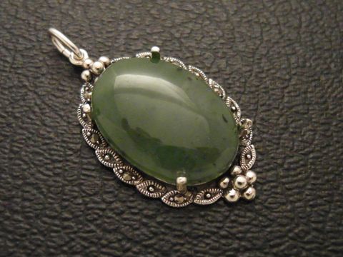 Cabochon Nephrit Silber Medaillon Anhänger mit filigraner Umrandung und glänzender Oberfläche, hergestellt von Juwelier Harnisch, präsentiert elegantes Design und hochwertigen Schmuck.