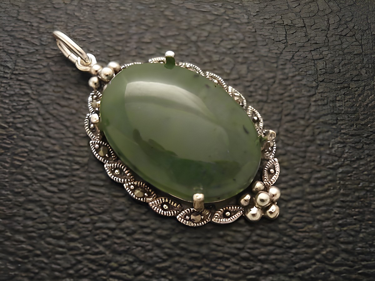Cabochon Nephrit Silber Medaillon Anhänger mit filigraner Umrandung und glänzender Oberfläche, hergestellt von Juwelier Harnisch, präsentiert elegantes Design und hochwertigen Schmuck.