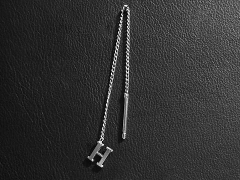 Silber Ohrring mit Buchstabe H als Initialen Ohrhänger, Hersteller Juwelier Harnisch, filigranes Design, ein Stück, ideal für persönliche Akzente.