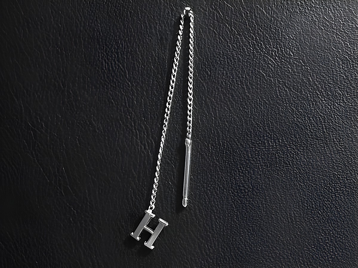 Silber Ohrring mit Buchstabe H als Initialen Ohrhänger, Hersteller Juwelier Harnisch, filigranes Design, ein Stück, ideal für persönliche Akzente.