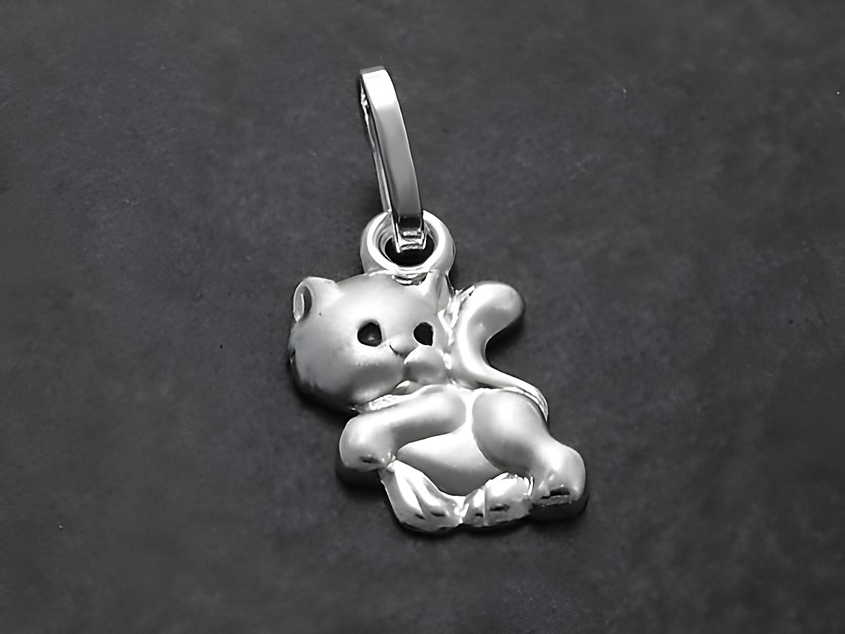 Süßer Katzen-Anhänger aus Sterling Silber für Kinder, hergestellt von Juwelier Harnisch, ideal als Schmuckstück oder Geschenk für kleine Tierliebhaber.