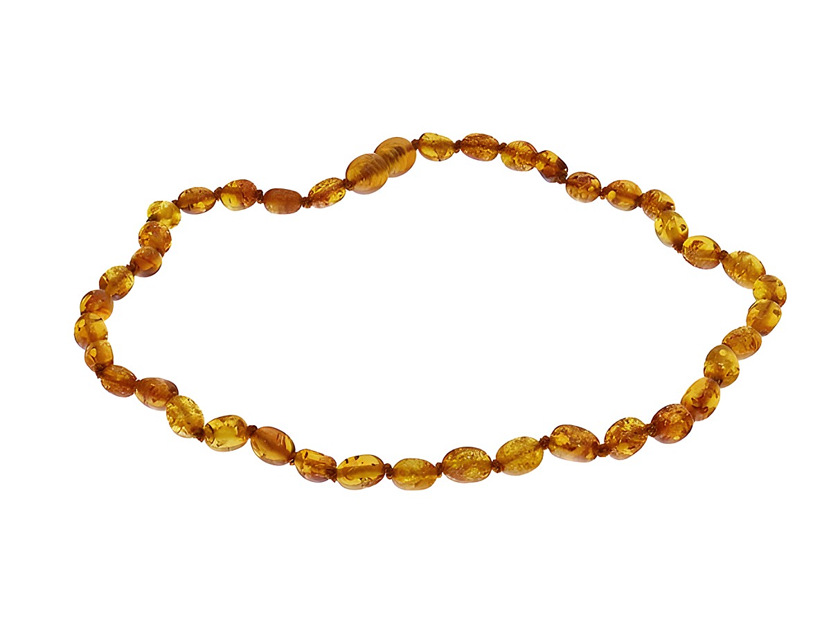 Baby Bernsteinkette Goldbraun in ovaler Form, 36 cm lang mit Drehverschluss, hergestellt von Juwelier Harnisch. Ideal für Babys und Kinder, schick und sicher.