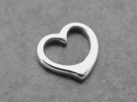 Silber Anhänger Durchlaufherz niedlich von Juwelier Harnisch durchlaufend. Der Anhänger hat eine elegante Herzform und ist aus hochwertigem Silber gefertigt.