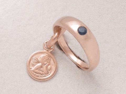 Taufring mit Schutzengel aus 925 Silber rosé vergoldet, mit Saphir. Hersteller Juwelier Harnisch, elegantes Design und symbolische Bedeutung. Perfekt als besondere Geschenkidee.