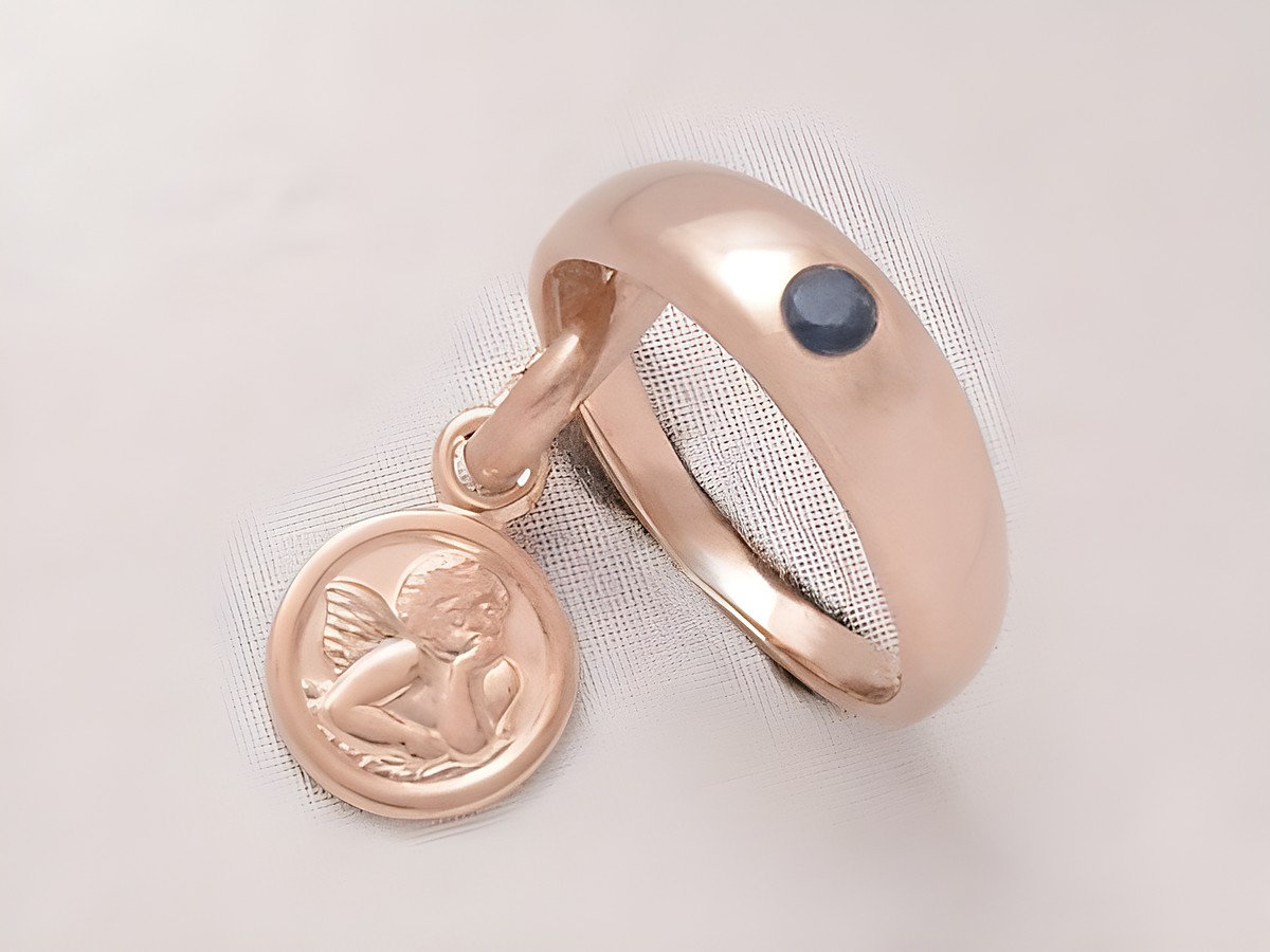Taufring mit Schutzengel aus 925 Silber rosé vergoldet, mit Saphir. Hersteller Juwelier Harnisch, elegantes Design und symbolische Bedeutung. Perfekt als besondere Geschenkidee.