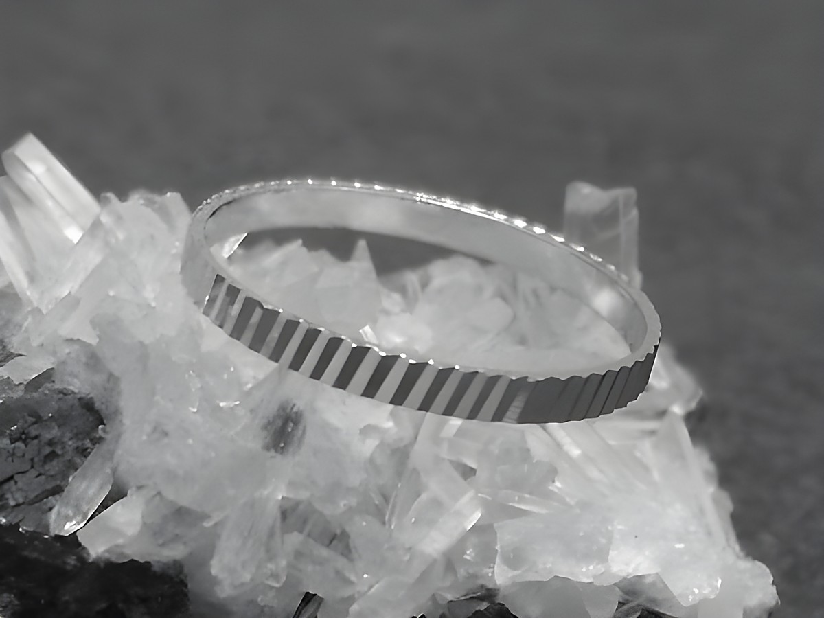 Silber Ring rhodiniert 2mm breit in Größe 60 / 19mm auf Kristallen präsentiert, Hersteller Juwelier Harnisch, bis Größe 60 / 19,1. Elegantes Design mit feinem Detail.