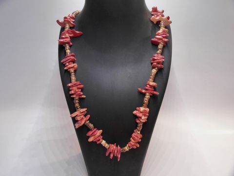Holzkette im Scheibendesign aus naturbraun-rot gefärbtem Holz, 19 mm, 100 cm lang, von Juwelier Harnisch, kunstvoll gestaltet und farblich harmonisch, ideal für jeden Anlass.