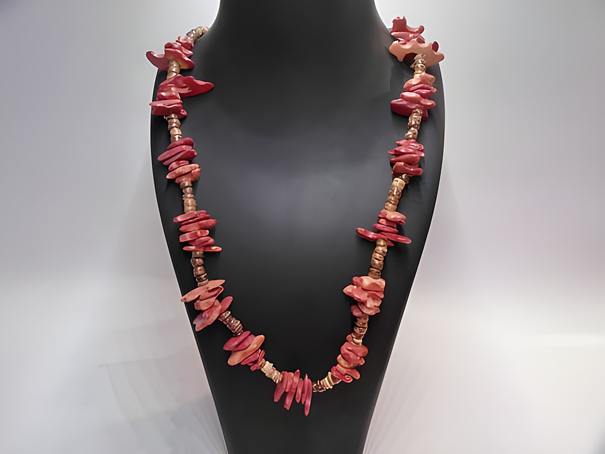 Holzkette im Scheibendesign aus naturbraun-rot gefärbtem Holz, 19 mm, 100 cm lang, von Juwelier Harnisch, kunstvoll gestaltet und farblich harmonisch, ideal für jeden Anlass.