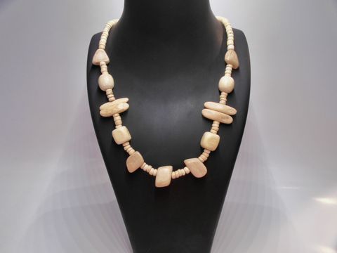 Holzkette Multiform 19 mm naturbraun 60 cm aus Holz, handgefertigter Schmuck von Juwelier Harnisch, auf einem Schmuckständer präsentiert.