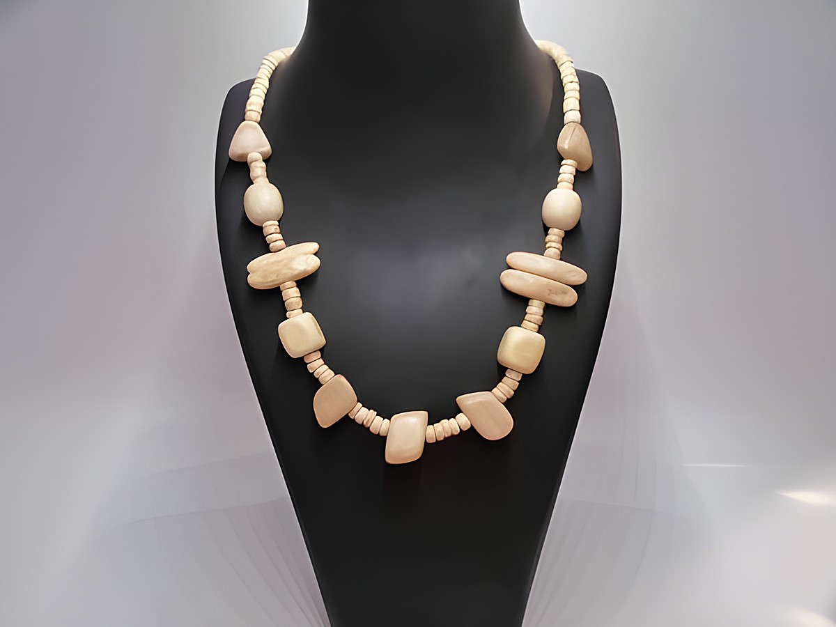 Holzkette Multiform 19 mm naturbraun 60 cm aus Holz, handgefertigter Schmuck von Juwelier Harnisch, auf einem Schmuckständer präsentiert.