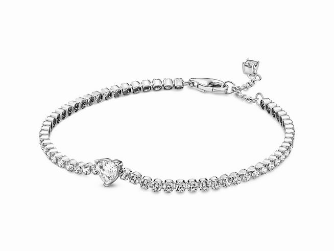 Ein elegantes Pandora Armband aus Sterling Silber mit glitzerndem Herz-Motiv an der Vorderseite, besetzt mit klaren Zirkonia-Steinen, ideal für besondere Anlässe.
