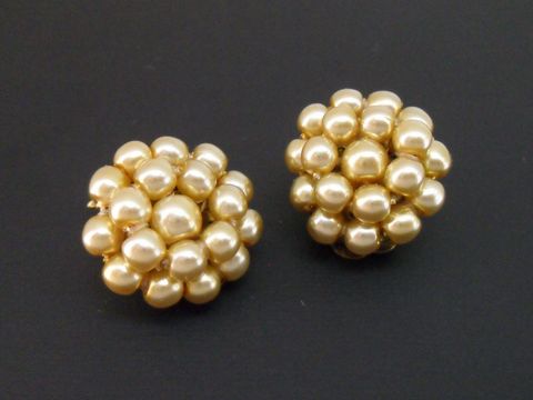 71646-0 Ohrclip aus champagnerfarbenen synthetischen Zuchtperlen in goldfarbener Optik, Hersteller: Juwelier Harnisch, elegantes und zeitloses Design.