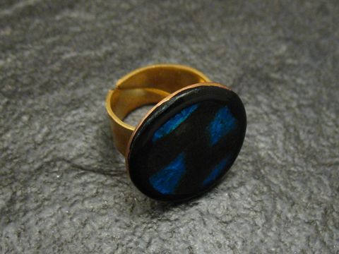 60897-0 Schwarzer und blauer Emaille Ring mit goldvergoldeter Fassung, Größe 52-58, hergestellt von Juwelier Harnisch, ideal für stilvolle Akzente.