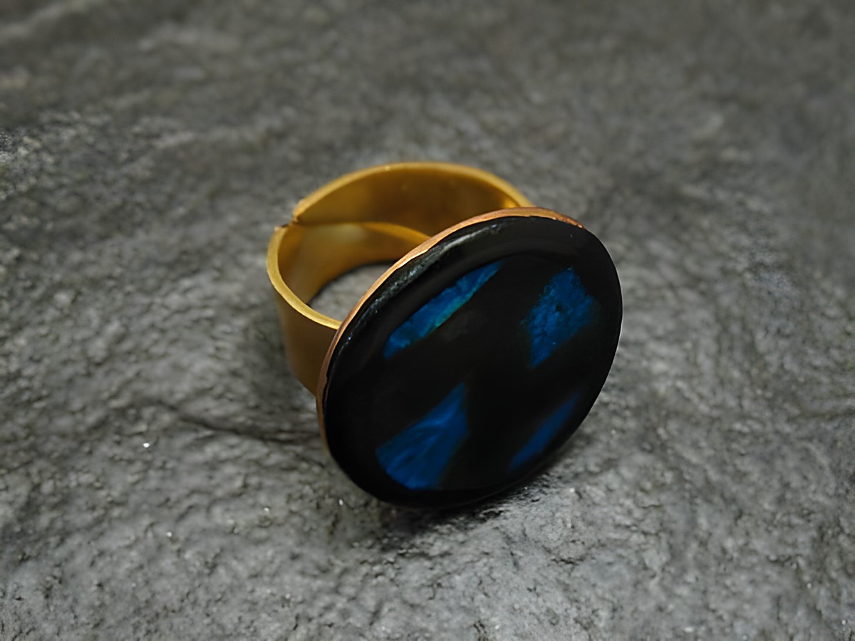 Schwarzer und blauer Emaille Ring mit goldvergoldeter Fassung, Größe 52-58, hergestellt von Juwelier Harnisch, ideal für stilvolle Akzente.