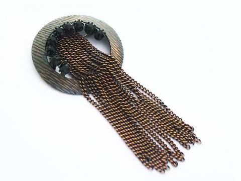 Runde Brosche im bronze Look mit schwarzem Strass gefasst, Hersteller Juwelier Harnisch. Die elegante Strass Brosche in Schwarz besticht durch ihren einzigartigen Charme.