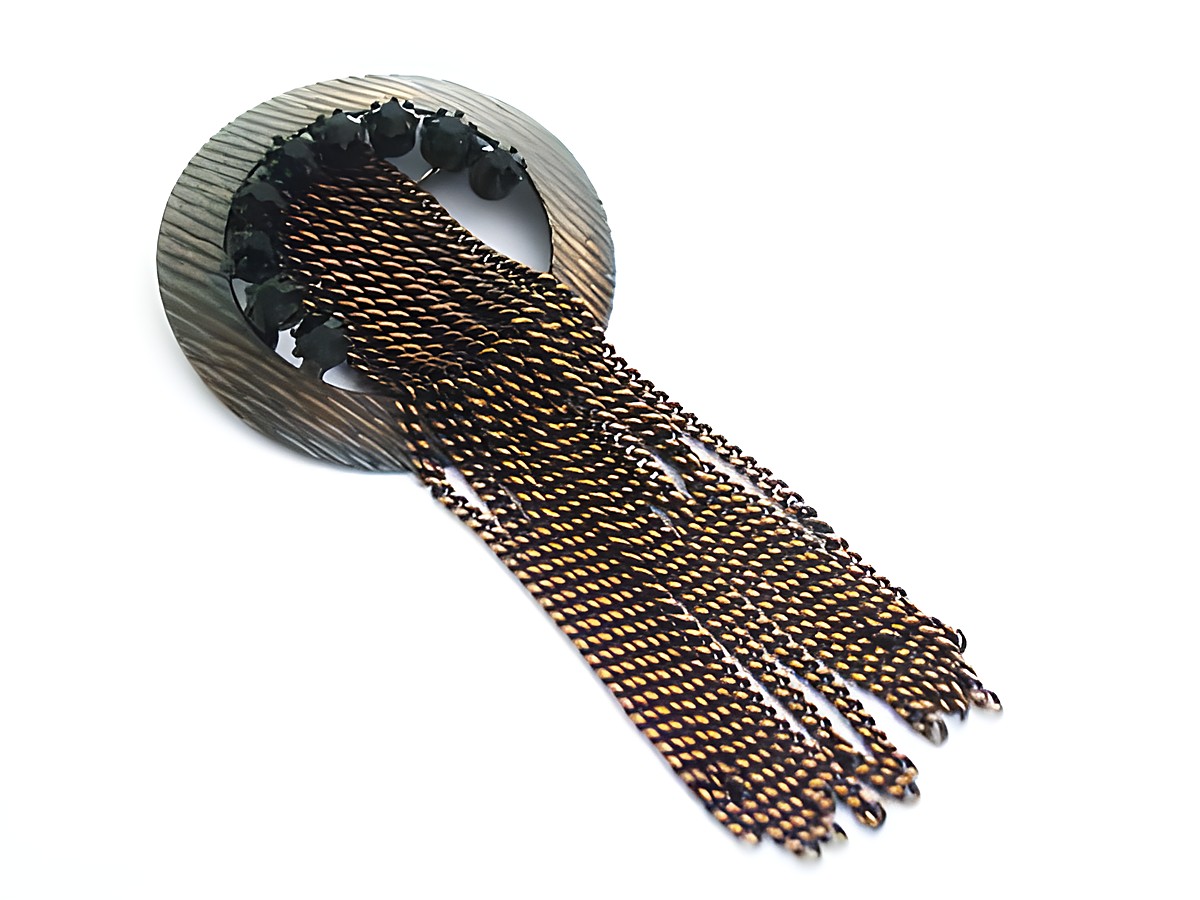 Runde Brosche im bronze Look mit schwarzem Strass gefasst, Hersteller Juwelier Harnisch. Die elegante Strass Brosche in Schwarz besticht durch ihren einzigartigen Charme.