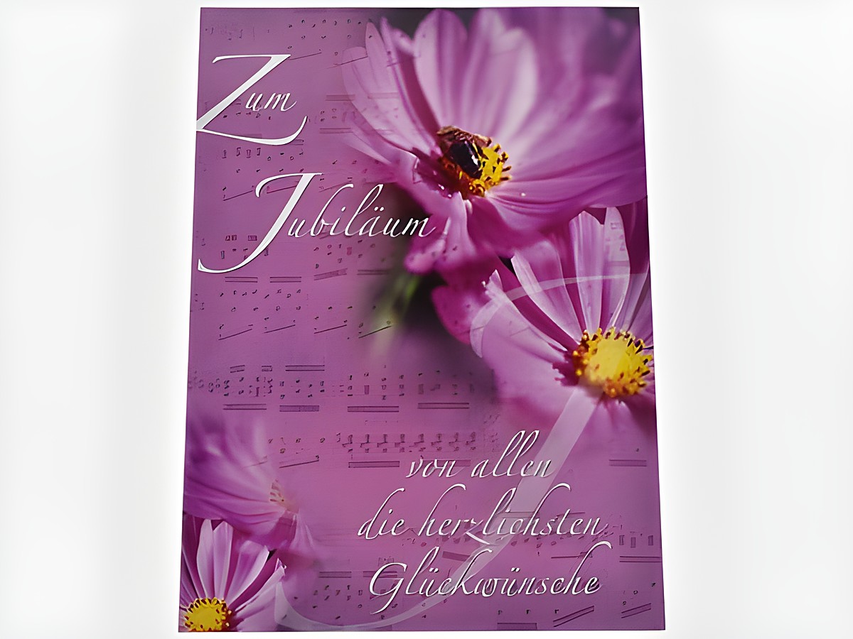 Glückwunschkarte mit einem Notenblatt-Hintergrund und einer floral gestalteten Vorderseite, die pinke Blumen zeigt, mit dem Text zum Jubiläum und den besten Glückwünschen. Hersteller Juwelier Harnisch.