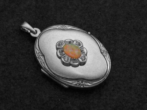 Opal syn. rosa Medaillon Cabochon in Sterling Silber rhodiniert mit feinen Verzierungen und einem glänzenden Opal in der Mitte, gefertigt vom Juwelier Harnisch.