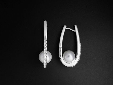 30590-0 Creolen aus 925 Sterling Silber mit Zirkonia und Perle Imitation von Juwelier Harnisch, elegant designt und ideal für festliche Anlässe, strahlen zeitlose Schönheit aus.