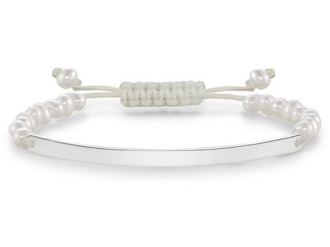 Ein elegantes Makramee Armband von Thomas Sabo, aus Silber mit einer schlichten Zierplatte, verziert mit weißen Süßwasserzuchtperlen und einem weißen Nylonband, verstellbar von 16 bis 21 cm.