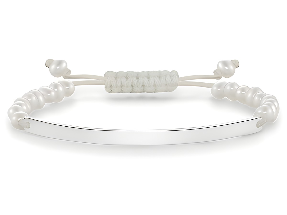 Ein elegantes Makramee Armband von Thomas Sabo, aus Silber mit einer schlichten Zierplatte, verziert mit weißen Süßwasserzuchtperlen und einem weißen Nylonband, verstellbar von 16 bis 21 cm.