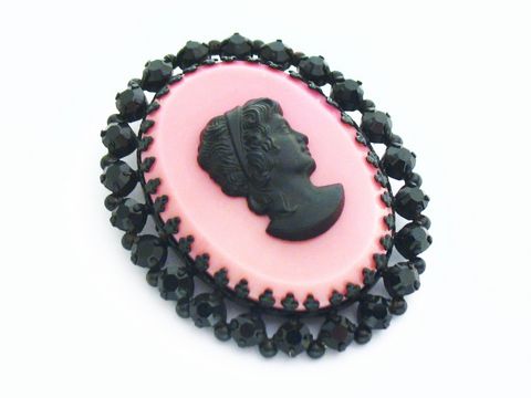 Brosche Gemme in rosa, schwarz gefasste Strass Steine, Hersteller Juwelier Harnisch, mit einem Relief einer Portraitdarstellung. Elegante Schmuckstück für besondere Anlässe.